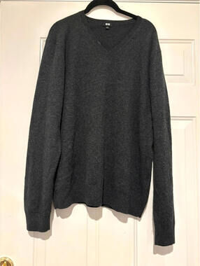 Uniqlo sz L charcoal grey V neck cashmere long sleeve sweater #3023